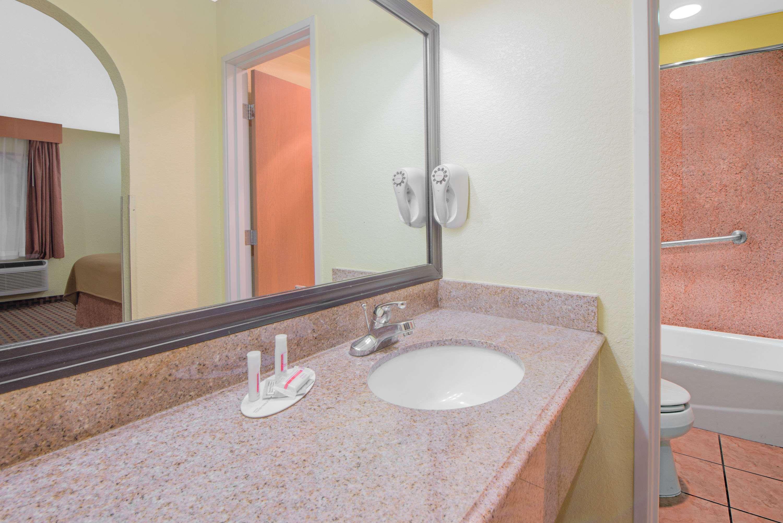 Days Inn By Wyndham Lubbock South Экстерьер фото
